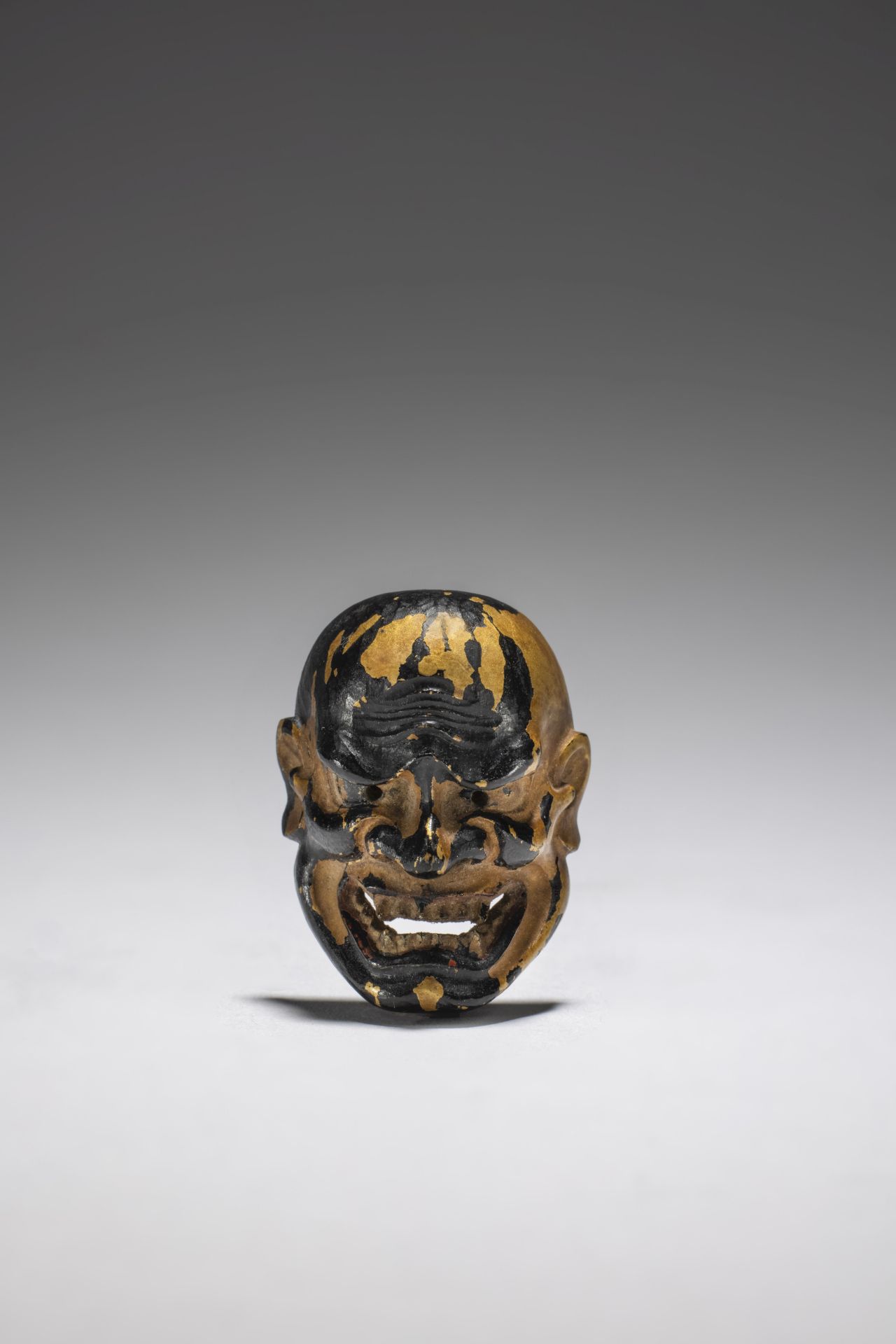 NETSUKE EN BOIS LAQU&#201; REPR&#201;SENTANT UN MASQUE DE N&#212; Par Kano Tessai (1845-1925), f...