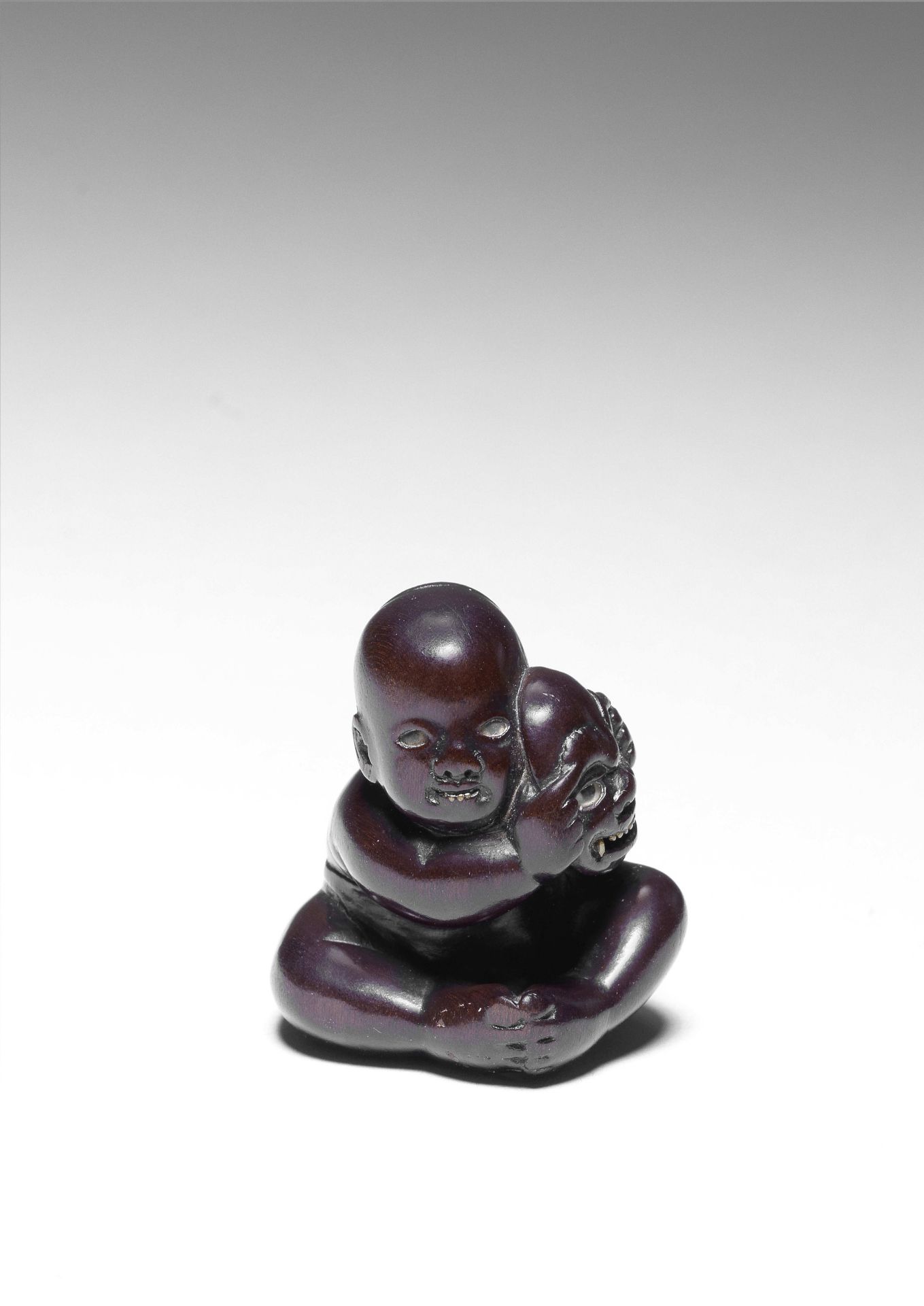 NETSUKE EN BOIS REPR&#201;SENTANT UN ENFANT TENANT UN MASQUE Par Miwa, Edo, d&#233;but du XIXe s...