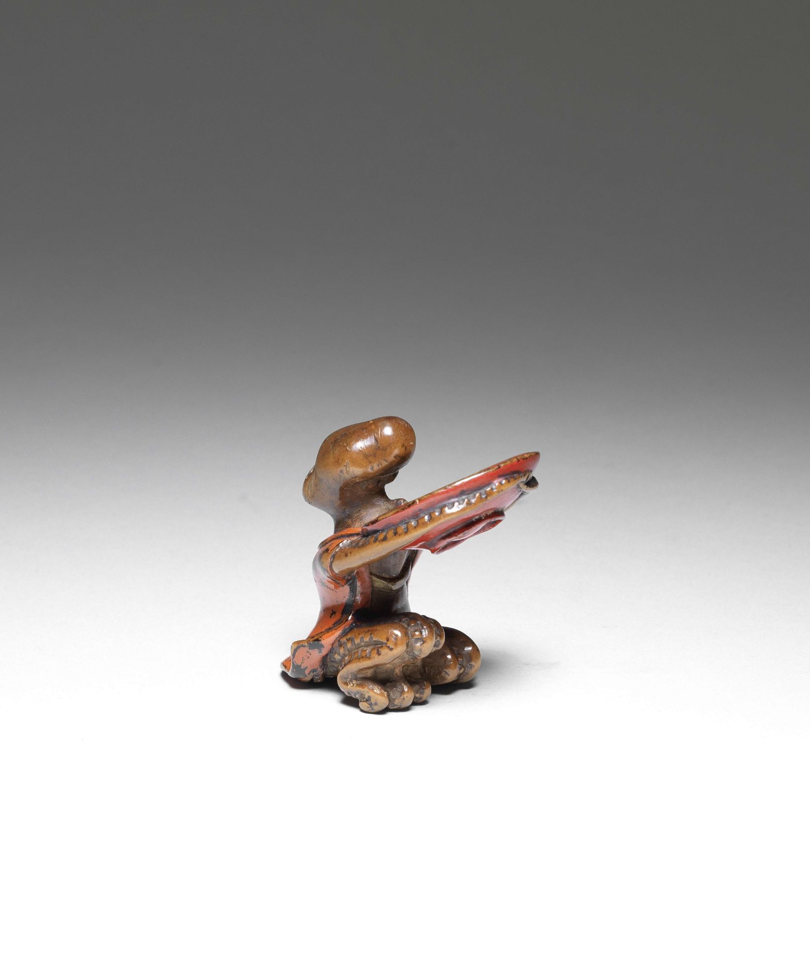 NETSUKE EN BOIS LAQU&#201; REPR&#201;SENTANT UNE PIEUVRE XIXe si&#232;cle