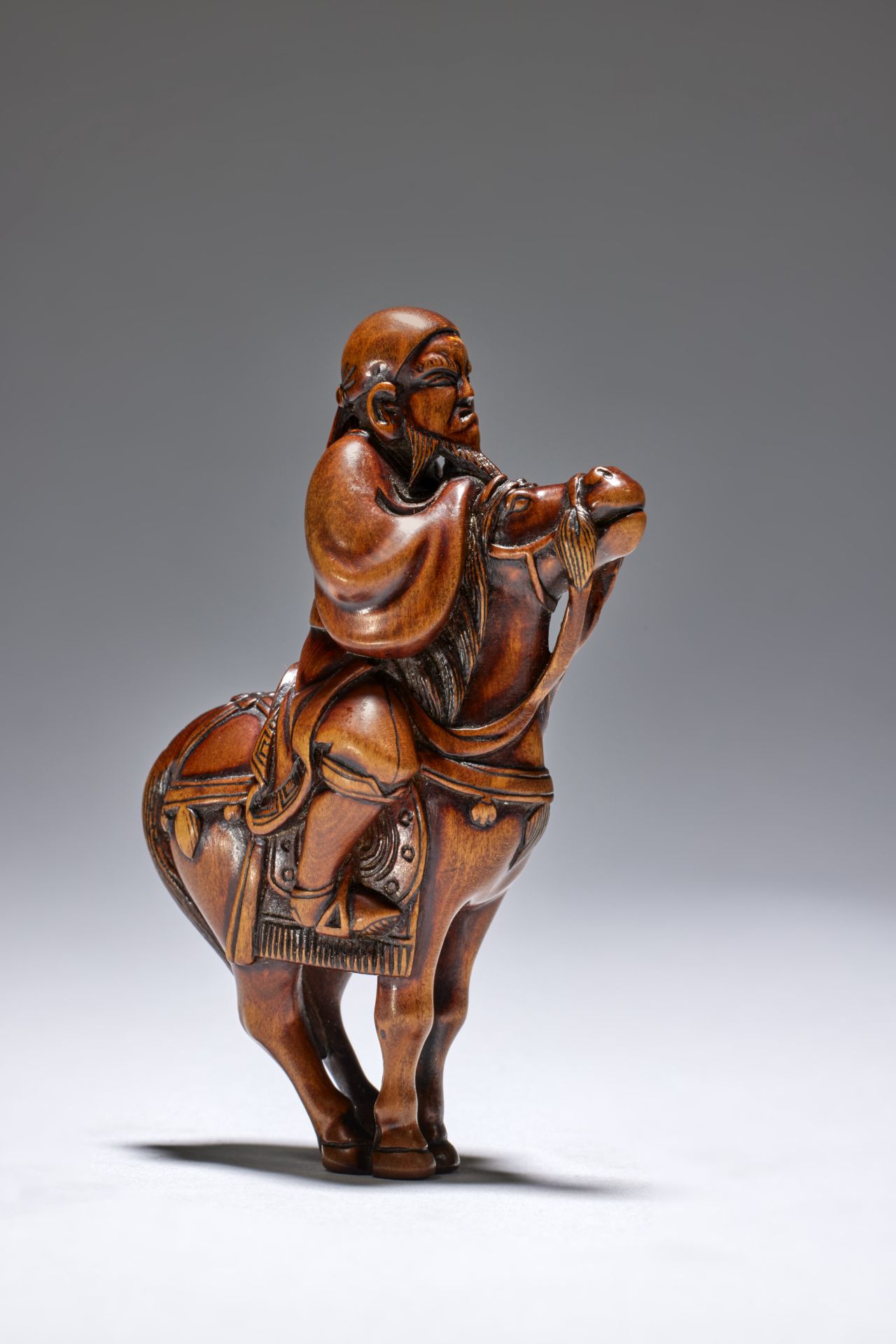 NETSUKE EN BOIS REPR&#201;SENTANT UN CAVALIER CHINOIS SUR SON CHEVAL Par Hoshin, Kyoto, fin du X...