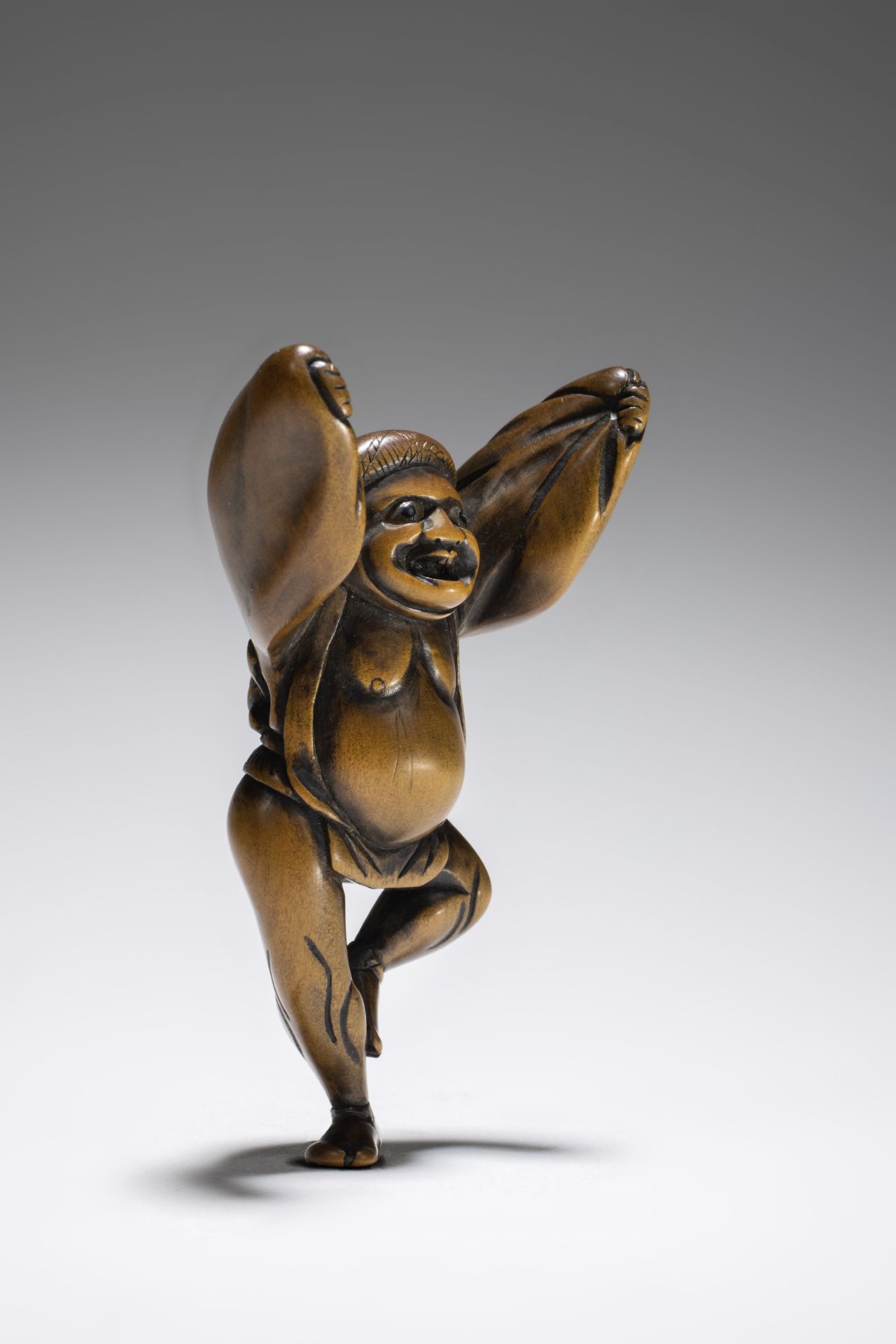 NETSUKE EN BOIS D'UN YAKKO EX&#201;CUTANT LA DANSE DES MOINEAUX Par Shojusai, fin du XVIIIe si&#...