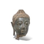 T&#202;TE DE BOUDDHA EN ALLIAGE DE CUIVRE THA&#207;LANDE DU NORD, ROYAUME DE LAN NA, VERS 1470-1503