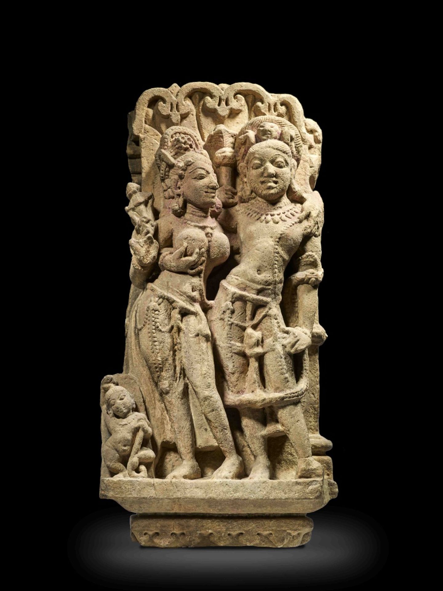 STATUE D'UN COUPLE AMOUREUX, POSSIBLEMENT BALARAMA ET REVATI, EN GR&#200;S ROUGE INDE CENTRALE, ...