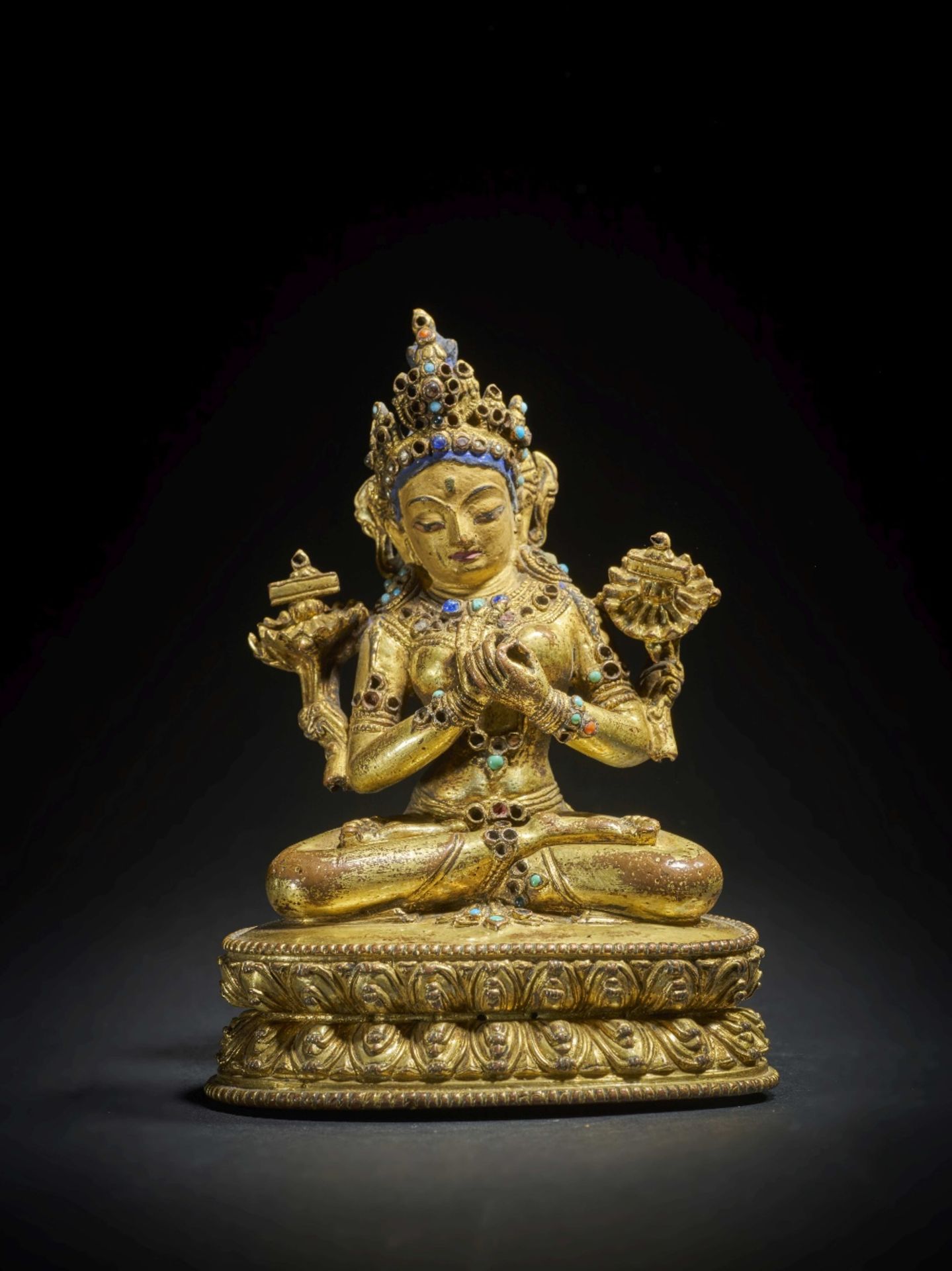 STATUETTE DE PRAJNAPARAMITA BLANCHE EN ALLIAGE DE CUIVRE DOR&#201; KHASA MALLA, XIIIE/XIVE SI&#2...