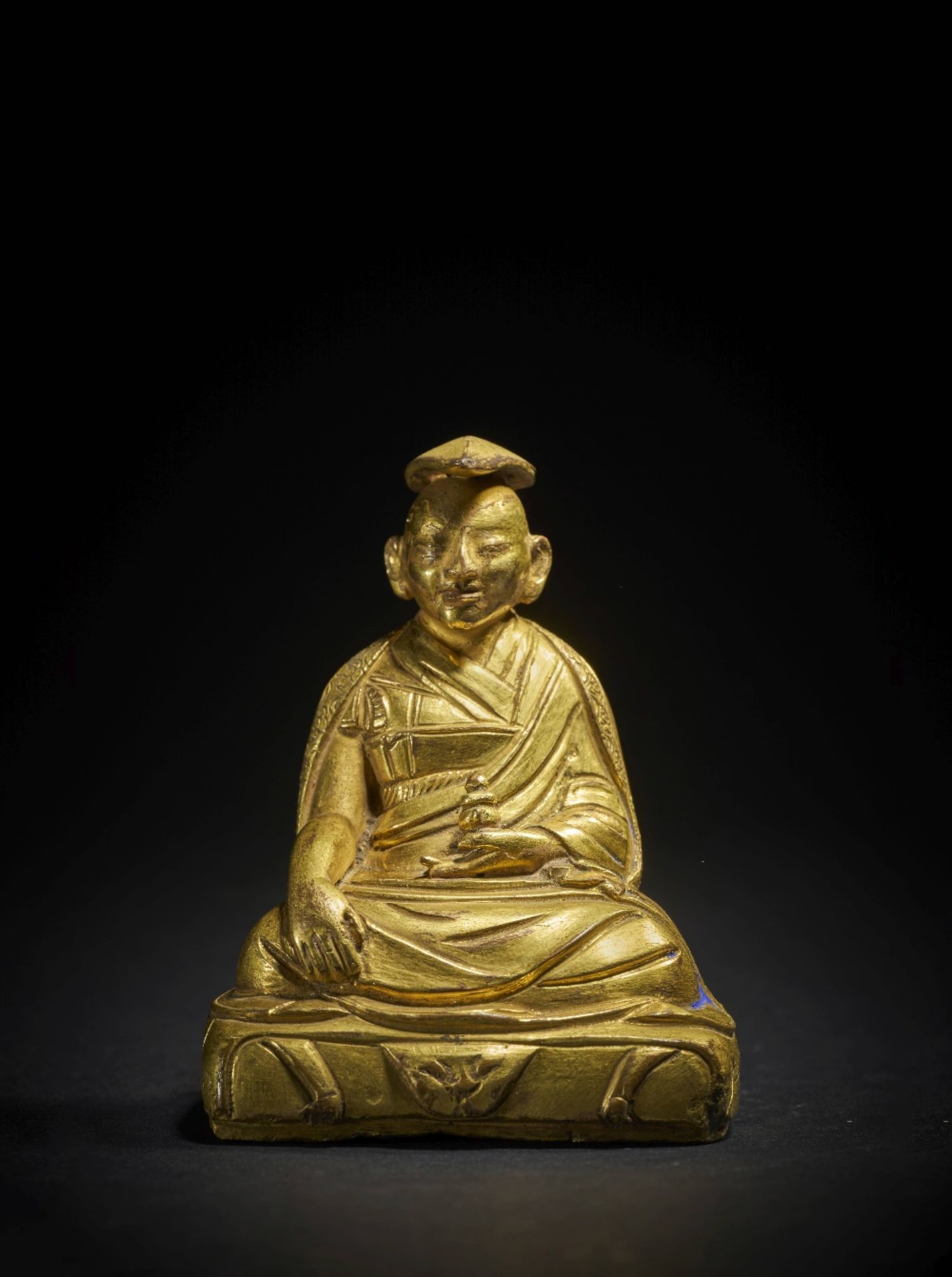 STATUETTE D'UN PANCHEN LAMA EN ALLIAGE DE CUIVRE DOR&#201; TIBET, XVIIIE SI&#200;CLE