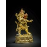 STATUETTE D'UNE DIVINIT&#201; D'ACCOMPAGNATRICE DE MAHACHAKRA VAJRAPANI EN ALLIAGE DE CUIVRE DOR...