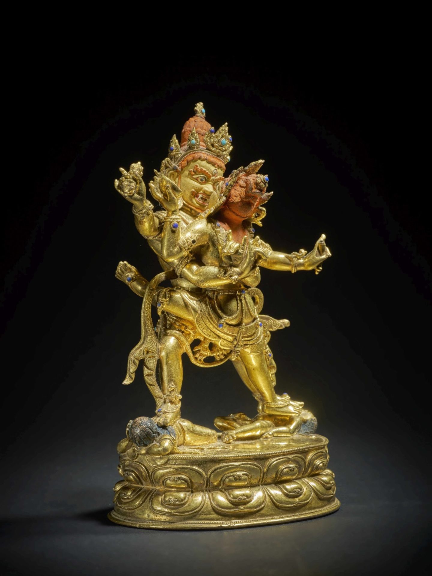 STATUETTE D'UNE DIVINIT&#201; D'ACCOMPAGNATRICE DE MAHACHAKRA VAJRAPANI EN ALLIAGE DE CUIVRE DOR...