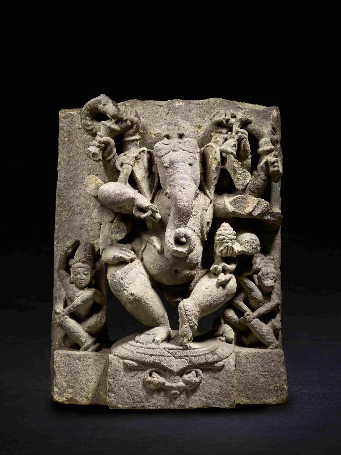 ST&#200;LE DE GANESHA DANSANT EN GR&#200;S ROUGE INDE DU NORD, VERS XIE SIECLE