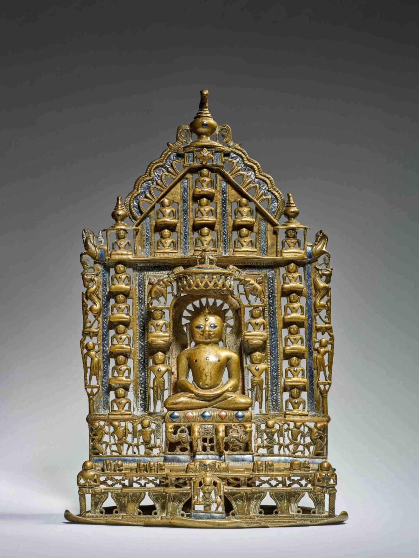 AUTEL DE SUVIDHINATA EN LAITON AVEC INCRUSTATION D'ARGENT INDE, GUJARAT, DAT&#201; 1450