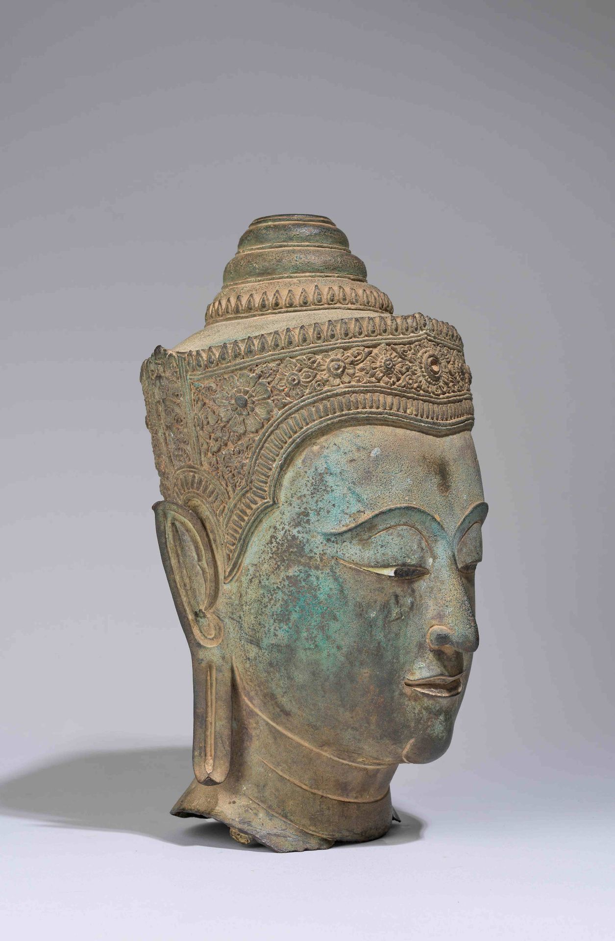 T&#202;TE DE BOUDDHA COURONN&#201; EN ALLIAGE DE CUIVRE THA&#207;LANDE, &#201;POQUE AYUTTHAYA, ...