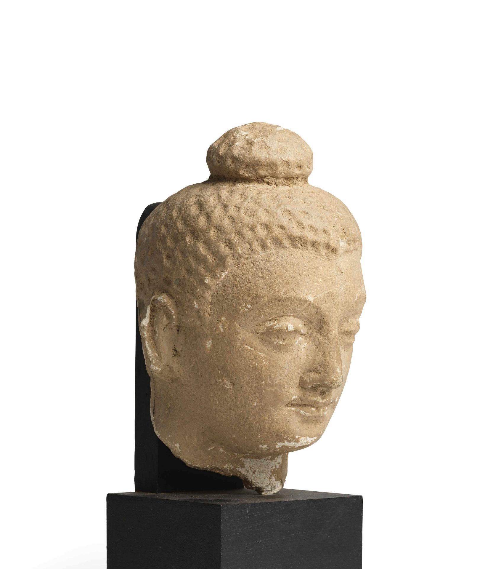 DEUX T&#202;TES DE BOUDDHA EN STUC ANCIENNE R&#201;GION DU GANDHARA, IVE/VE SI&#200;CLE