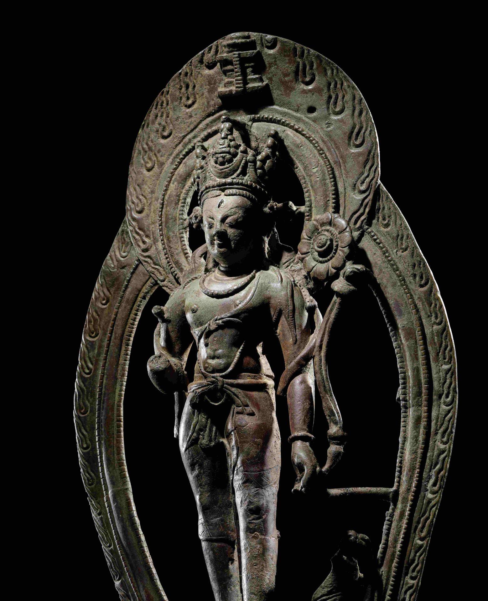 STATUETTE D'AVALOKITESHVARA EN ALLIAGE DE CUIVRE AVEC INCRUSTATION D'ARGENT CACHEMIRE, VERS XE S...