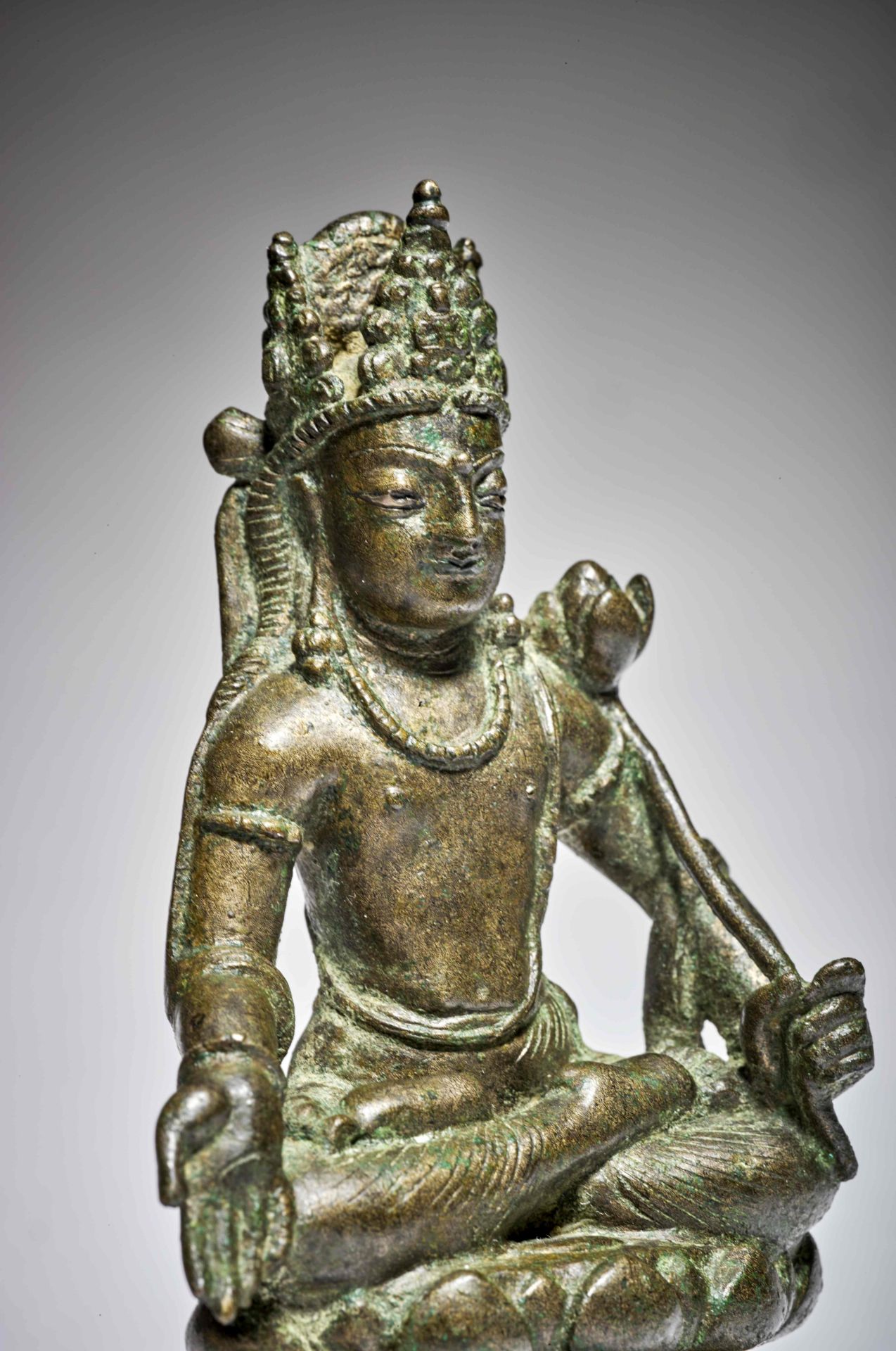 STATUETTE D'AVALOKITESHVARA EN ALLIAGE DE CUIVRE VALL&#201;E DE SWAT, VIIE/VIIIE SI&#200;CLE