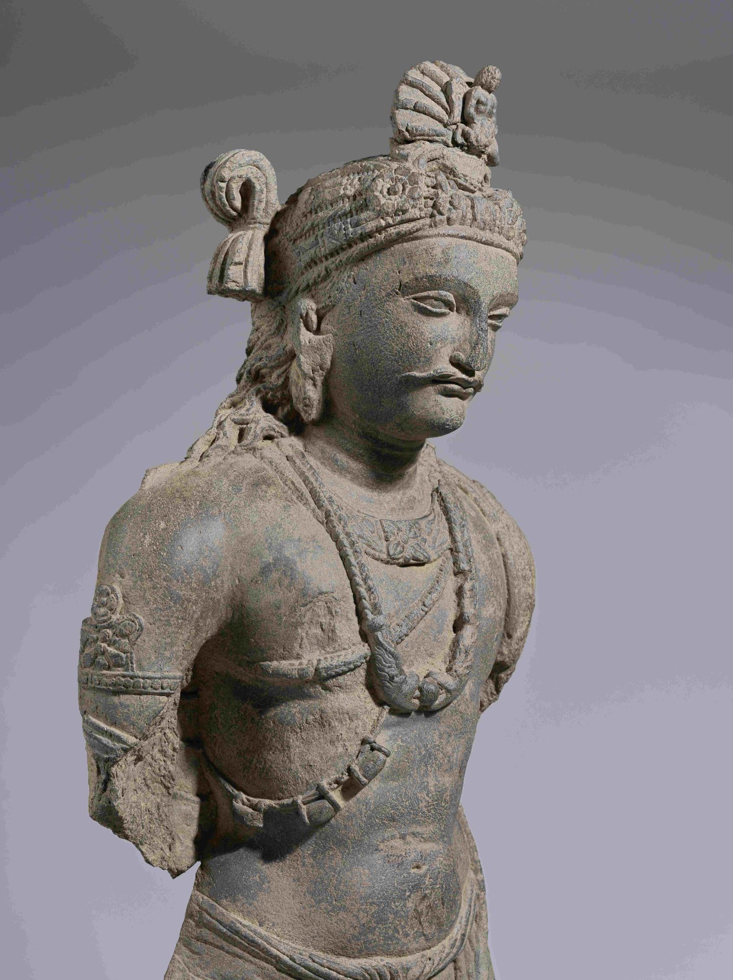 STATUE D'UN BODHISATTVA EN SCHISTE GRIS ANCIENNE R&#201;GION DU GANDHARA, VERS IIIE SI&#200;CLE