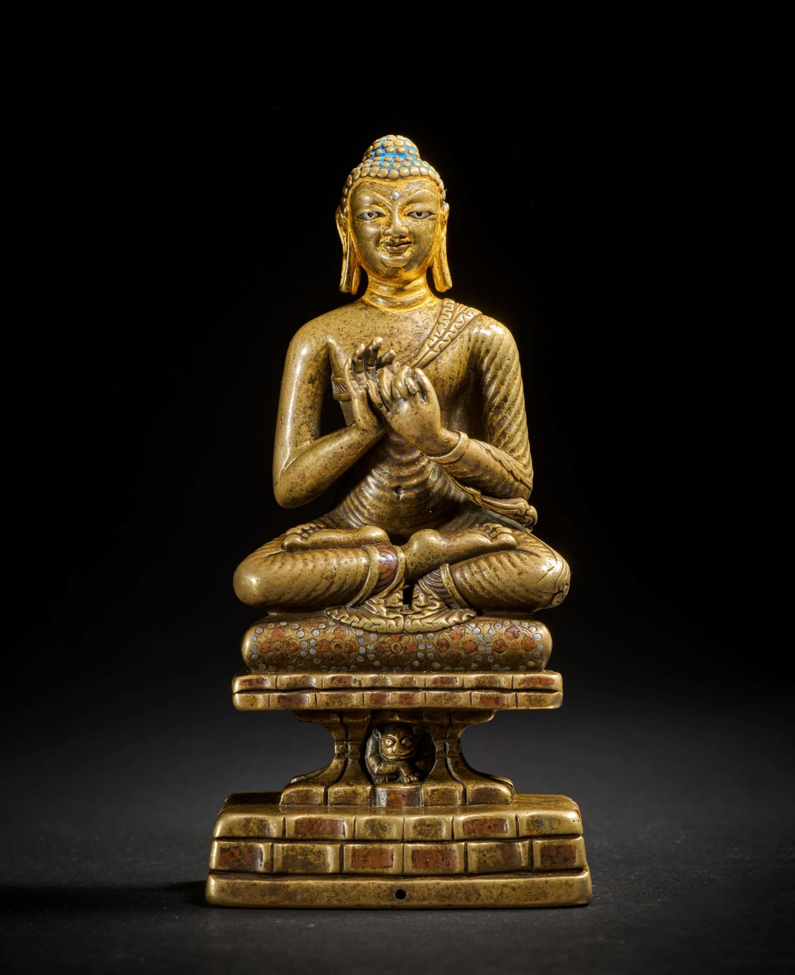 STATUETTE DU BOUDDHA SHAKYAMUNI EN LAITON AVEC INCRUSTATION D'ARGENT ET DE CUIVRE CACHEMIRE, VII...