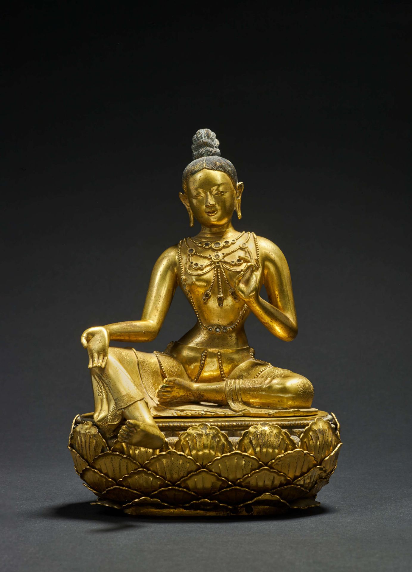 RARE STATUETTE D'UN BODHISATTVA EN BRONZE DOR&#201; &#201;poque Kangxi (1662-1722) (2)