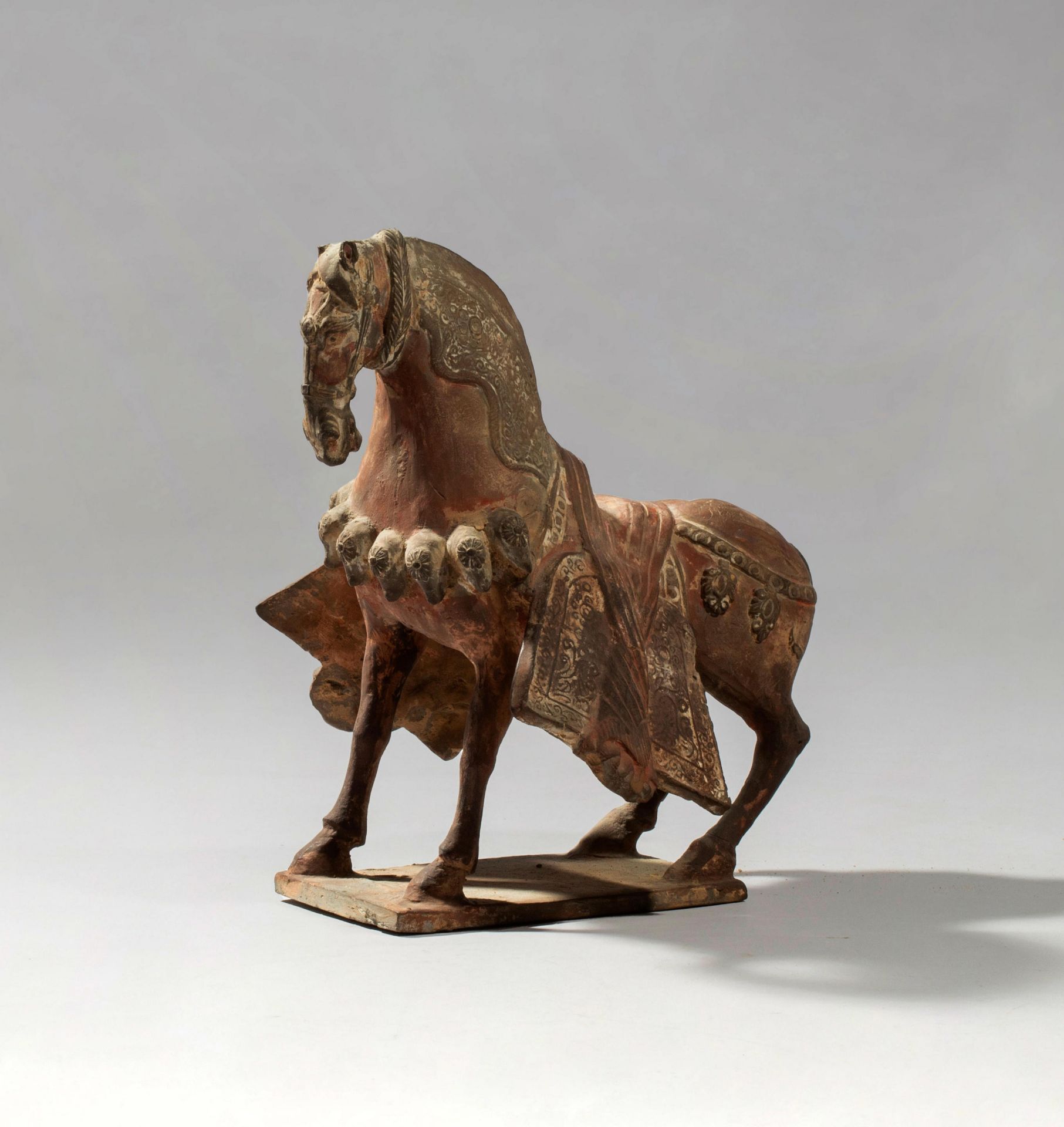 RARE STATUETTE DE CHEVAL HARNACH&#201; EN TERRE CUITE Dynastie des Wei du Nord (386-534)