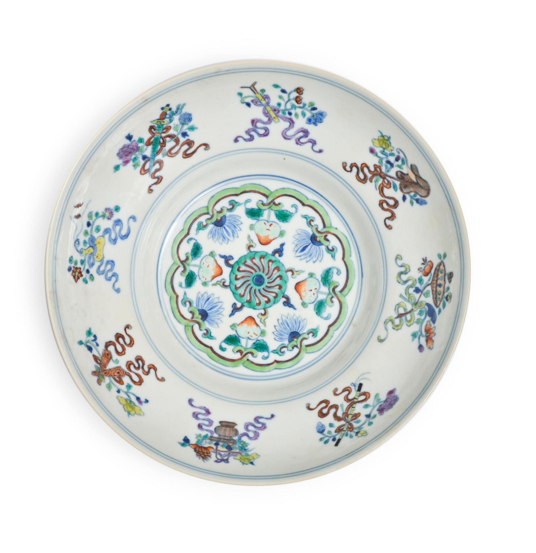 ASSIETTE EN PORCELAINE DOUCAI Marque et &#233;poque Qianlong (1736-1795)