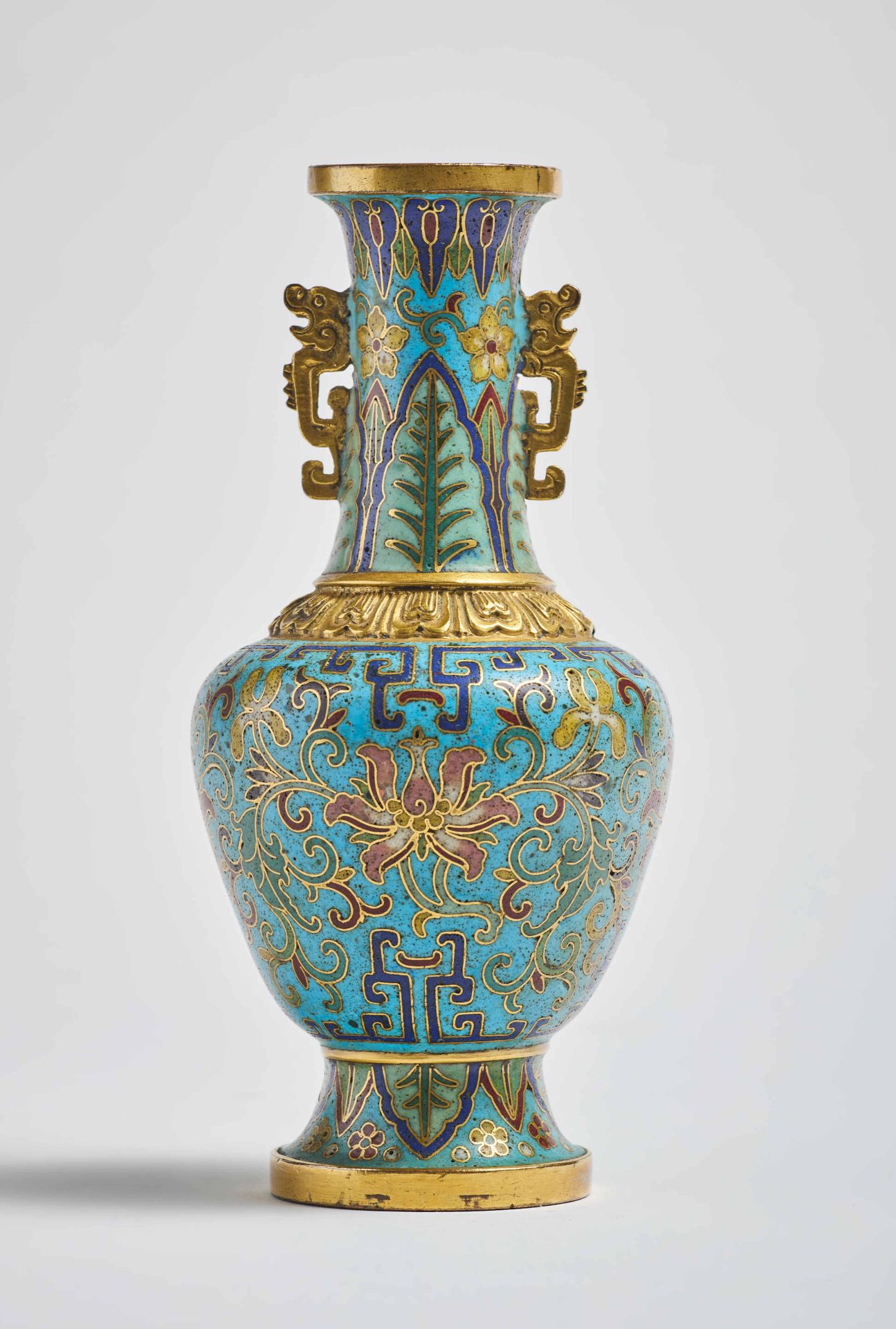 PETIT VASE BALUSTRE EN BRONZE DOR&#201; ET &#201;MAUX CLOISONN&#201;S Qianlong (1736-1795)