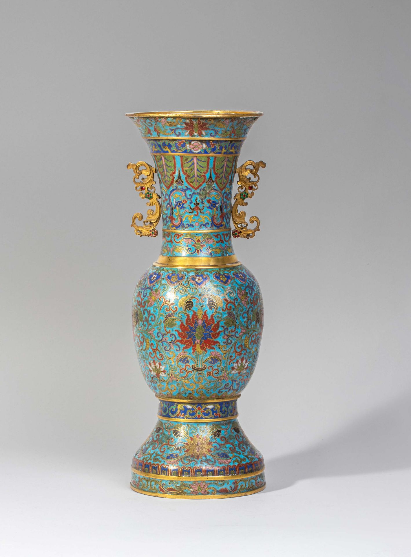 IMPORTANT ET RARE VASE IMP&#201;RIAL EN BRONZE DOR&#201; ET &#201;MAUX CLOISONN&#201;S Marque et...