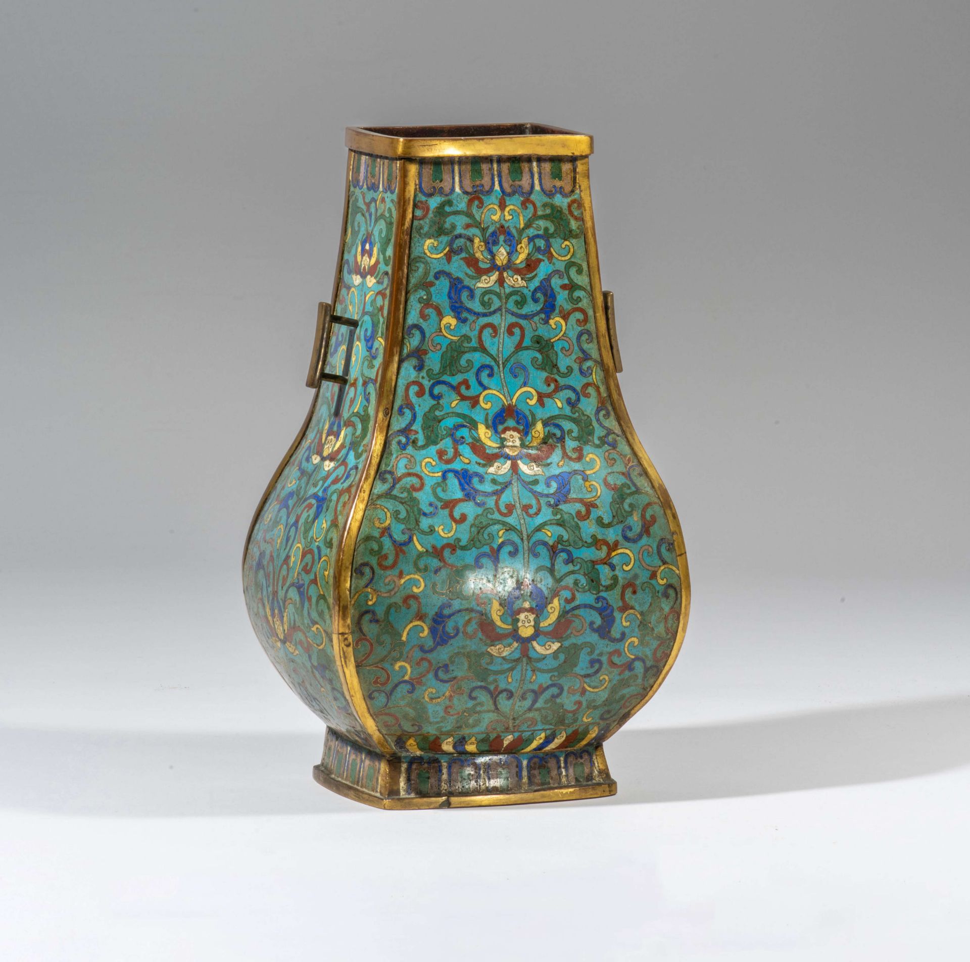 VASE BALUSTRE EN BRONZE DOR&#201; ET EMAUX CLOISONN&#201;S, HU XIXe si&#232;cle