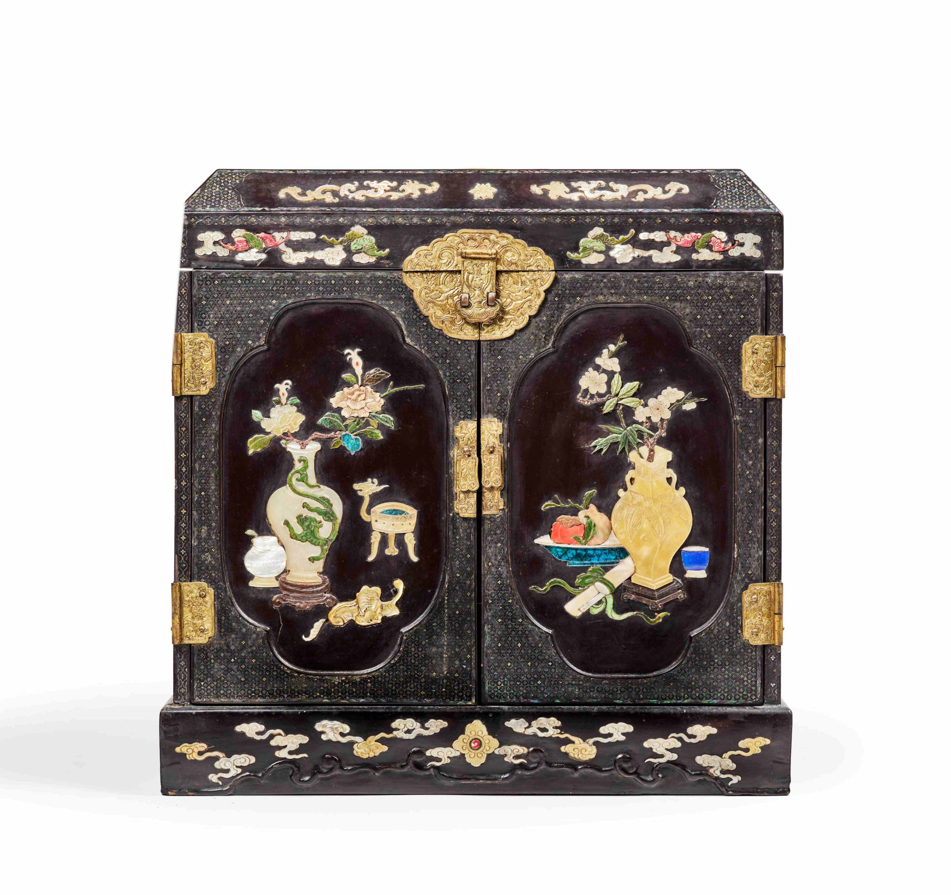 PETIT CABINET EN LAQUE NOIR ET INCRUSTATIONS EN PIERRES DURES ET NACRE &#201;poque Qianlong (173...