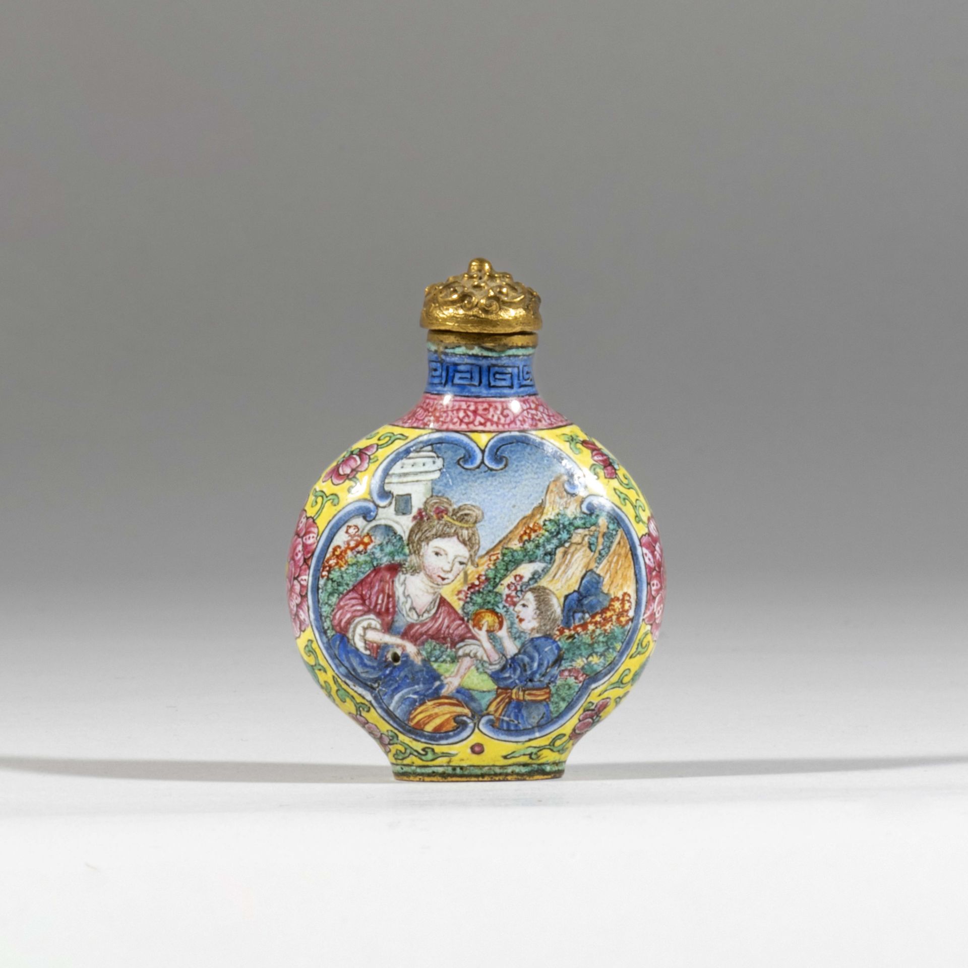 TABATI&#200;RE EN &#201;MAUX PEINTS DE LA FAMILLE ROSE Canton, Marque et &#233;poque Qianlong (1...