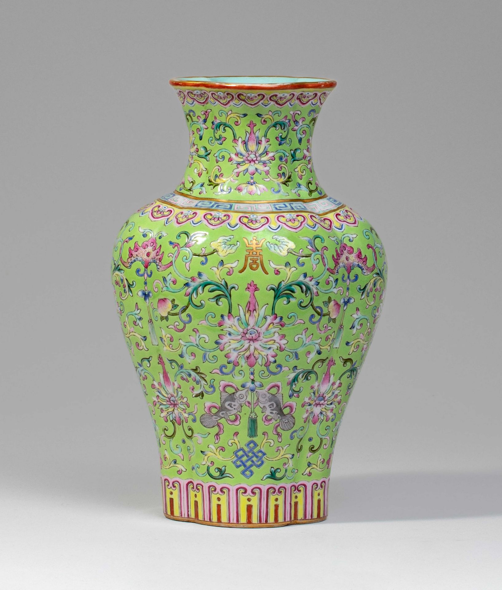 IMPORTANT VASE EN PORCELAINE DE LA FAMILLE ROSE Marque et &#233;poque Jiaqing (1796-1820) (2)