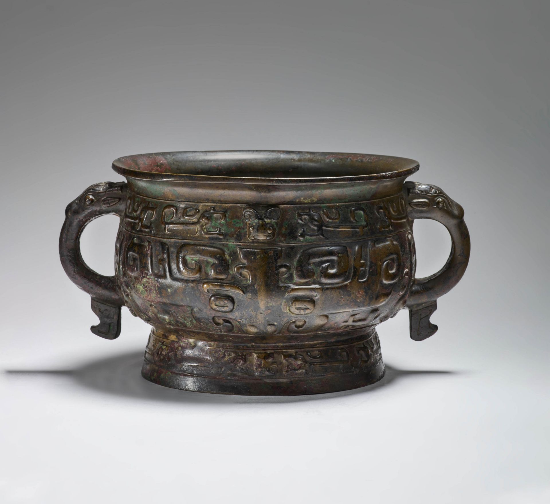 AN IMPORTANT ARCHAIC BRONZE RITUAL FOOD VESSEL, YA CHOU FU XIN GUILate Shang dynasty/early Western