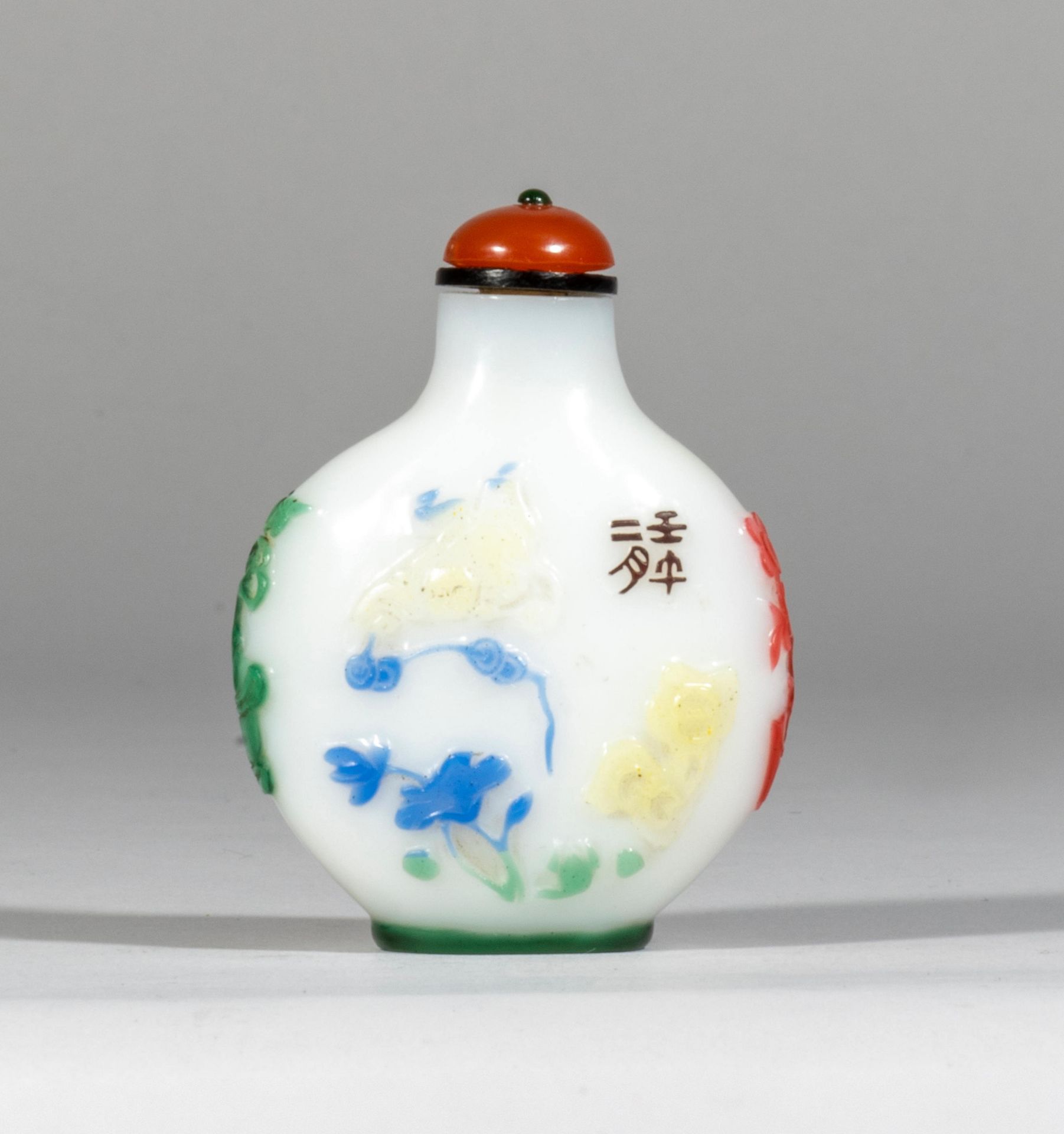 TABATI&#200;RE EN VERRE OVERLAY CINQ COULEURS SUR FOND BLANC &#201;cole de Yangzhou, 1800-1880 (2)