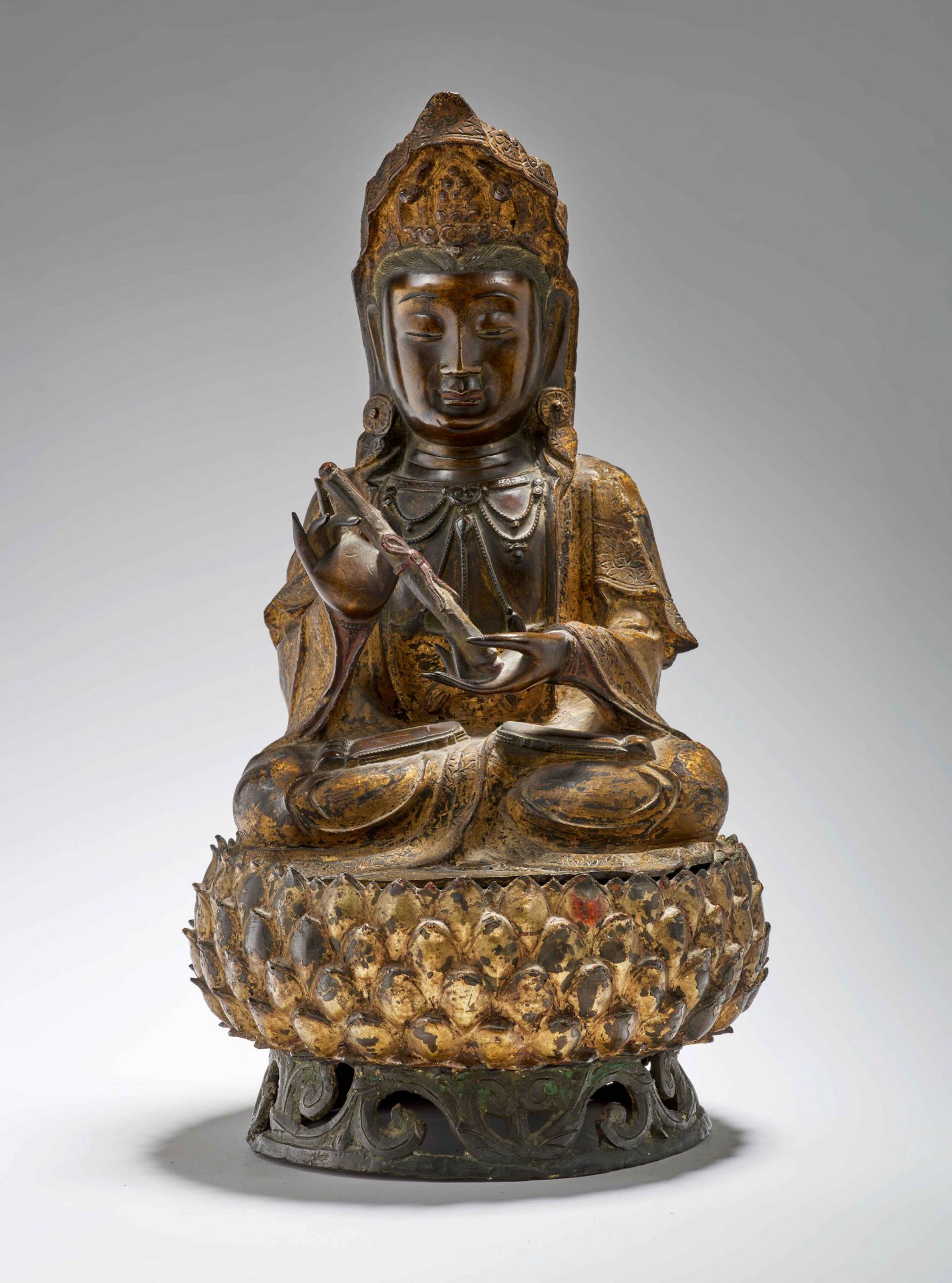 STATUETTE DE BODHISATTVA GUANYIN EN BRONZE PARTIELLEMENT DOR&#201; XVIe si&#232;cle (2)