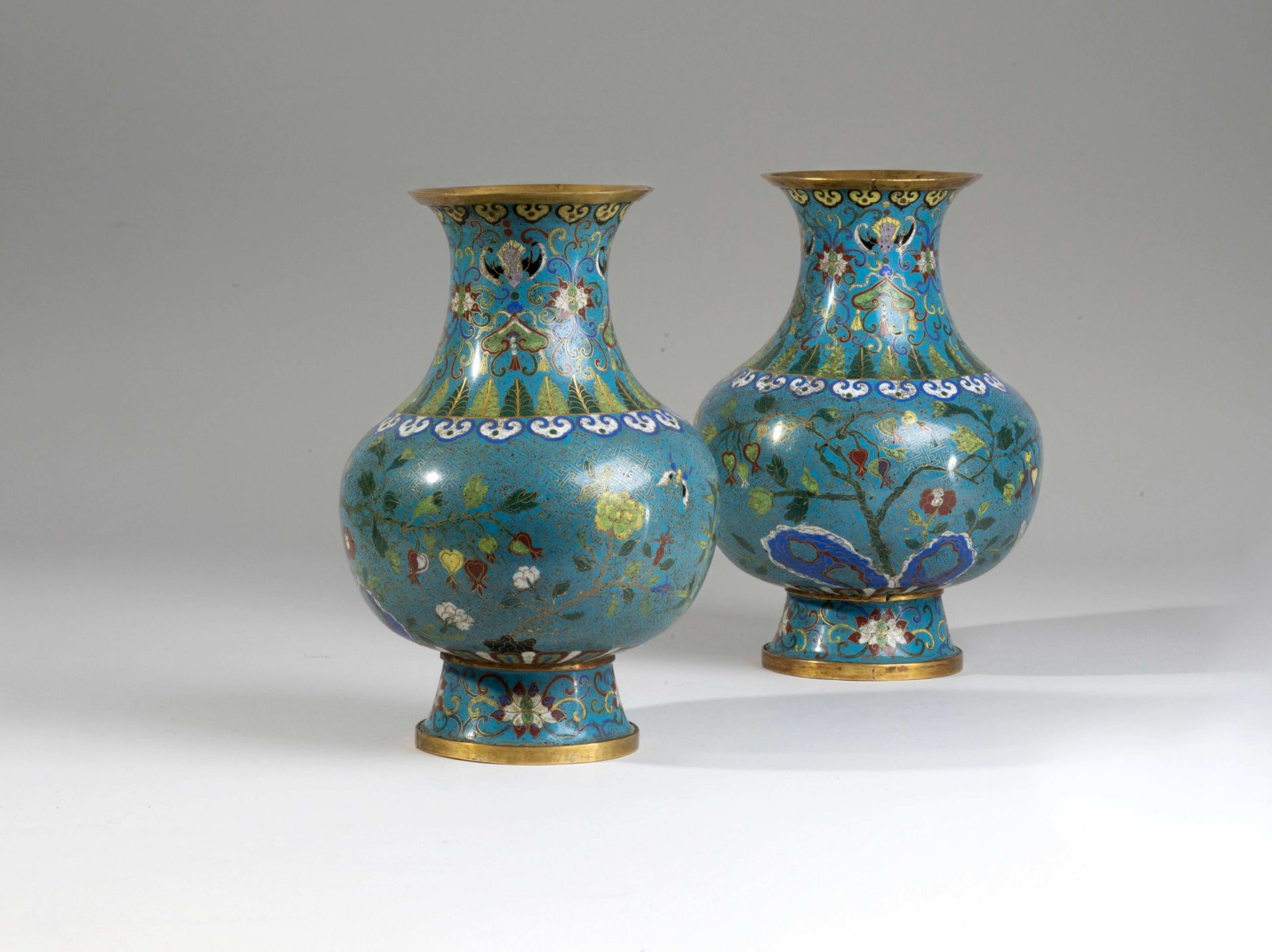 PAIRE DE VASES BALUSTRES EN BRONZE DOR&#201; ET EMAUX CLOISONN&#201;S XIXe si&#232;cle (2)