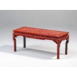 RARE PETITE TABLE EN LAQUE ROUGE SCULPT&#201;E &#201;poque Jiaqing (1796-1820)