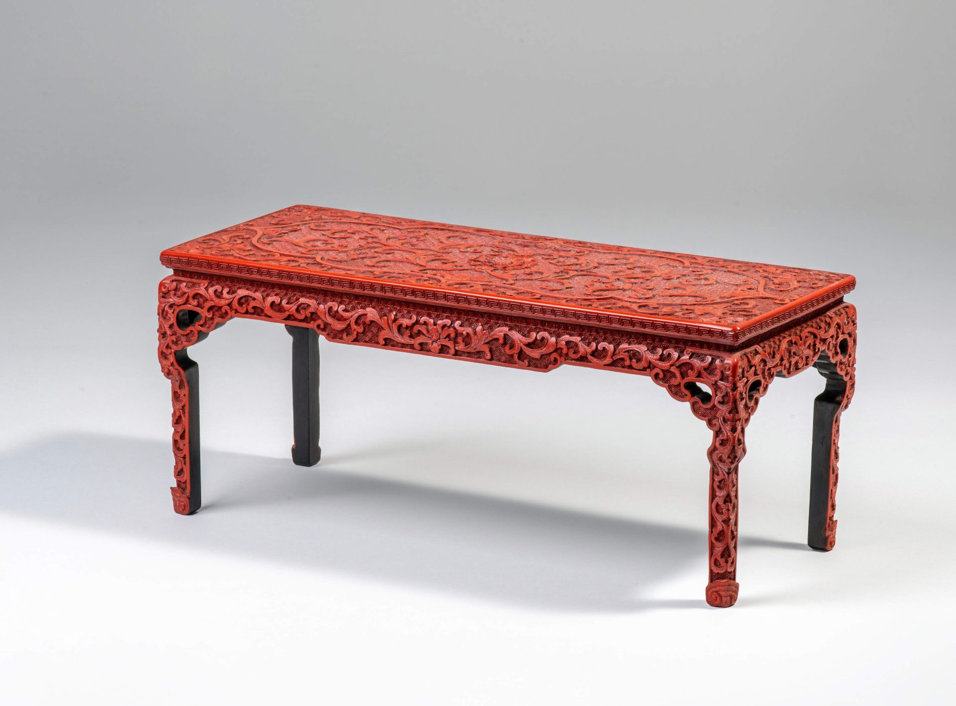 RARE PETITE TABLE EN LAQUE ROUGE SCULPT&#201;E &#201;poque Jiaqing (1796-1820)