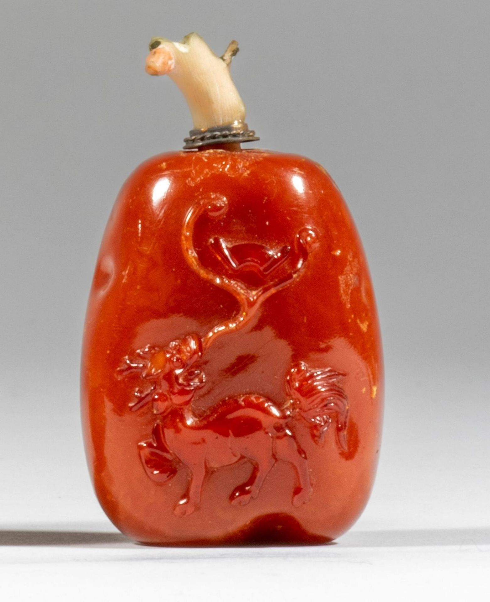 An amber bottle Mythical qilin and bat decoration 1800-1880 (Ref.1)