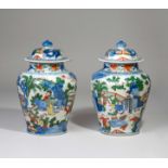 PAIRE DE POTICHES COUVERTES EN PORCELAINE WUCAI &#201;poque Transition, XVIIe si&#232;cle