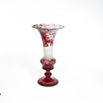 Grand vase cornet en cristal de Boh&#234;me rouge. Vers 1840-1860