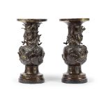 Japon. Paire de vases en bronze &#224; patine brune. Fin du XIXe si&#232;cle