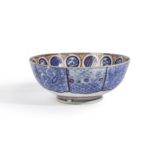 Chine. Grand bol creux en porcelaine. XIXe si&#232;cle