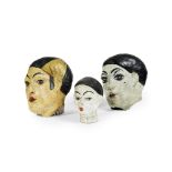 Trois t&#234;tes de Pierrot en papier m&#226;ch&#233; polychrome. Vers 1930