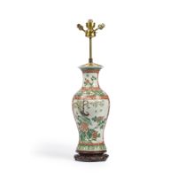 Vase en porcelaine balustre dans le style de la famille verte. Chine, XIXe si&#232;cle