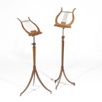 Deux lutrins tripodes en bois naturels en forme de lyre. Angleterre, seconde partie du XIXe si&#...