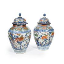 Chine. Paire de potiches couvertes en porcelaine. XVIIIe si&#232;cle