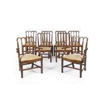 Suite de six chaises et une paire de fauteuils en acajou de style Chippendale. Angleterre, fin X...