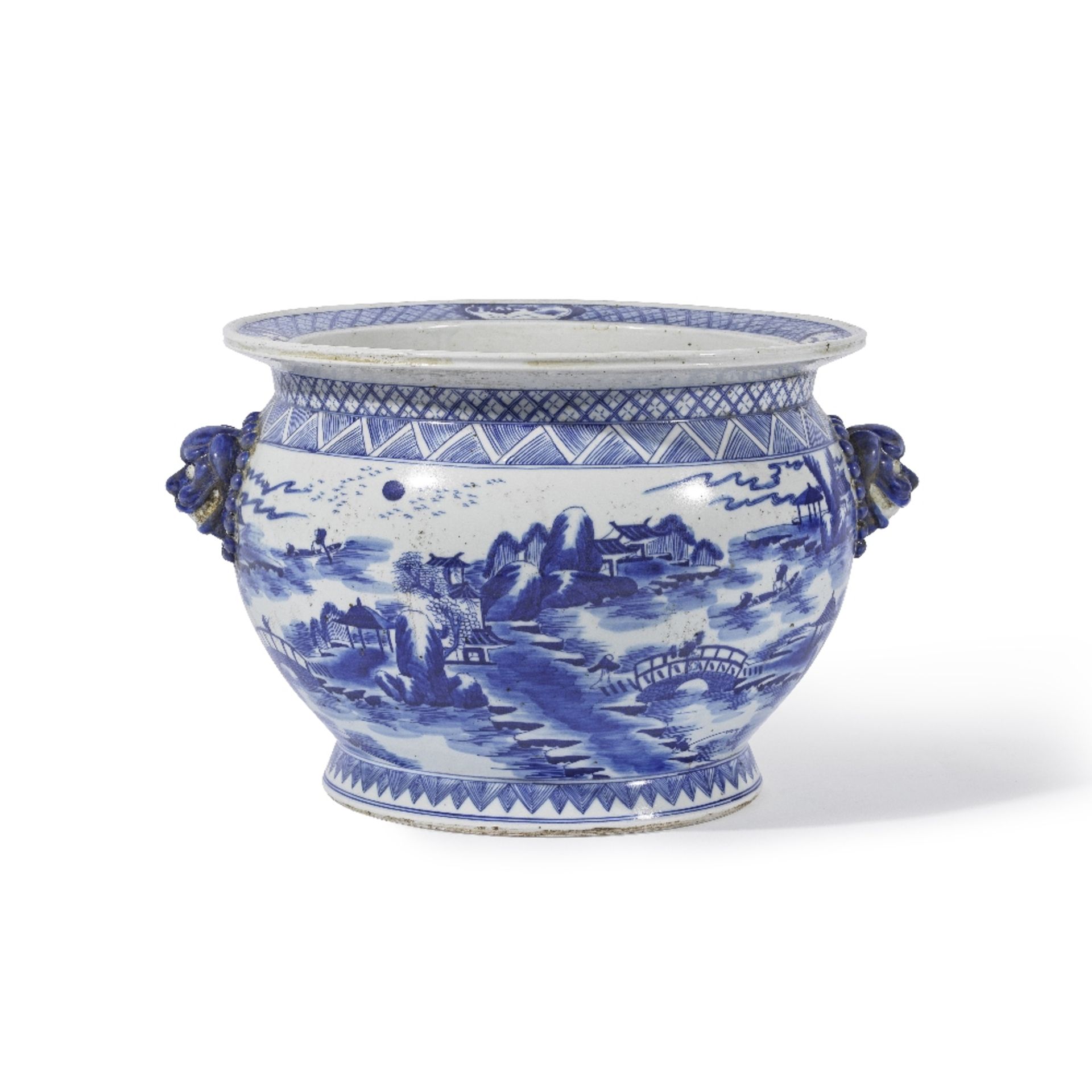 Chine. Paire de grands bassins en porcelaine blanche et bleue. Fin du XIXe si&#232;cle.