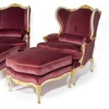 Paire de chaises longues en deux parties en bois peint blanc et dor&#233;. Style Louis XV