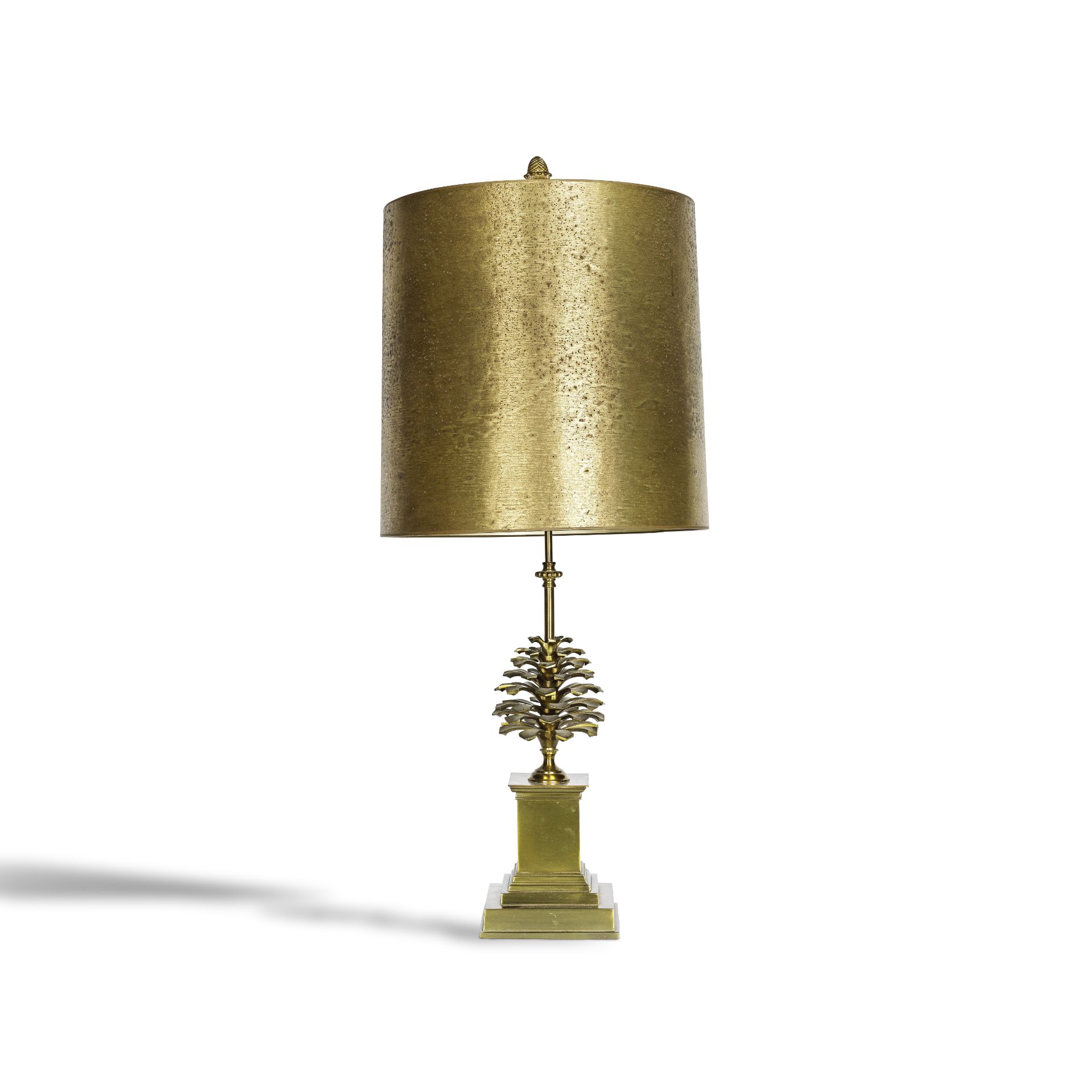 MAISON CHARLES (attribu&#233;e &#224;). Lampe Pomme de pin Le f&#251;t en bronze dor&#233; en fr...