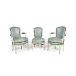 Paire de fauteuils et une chaise basse en bois laqu&#233; blanc et rechampi bleu de style Louis XV