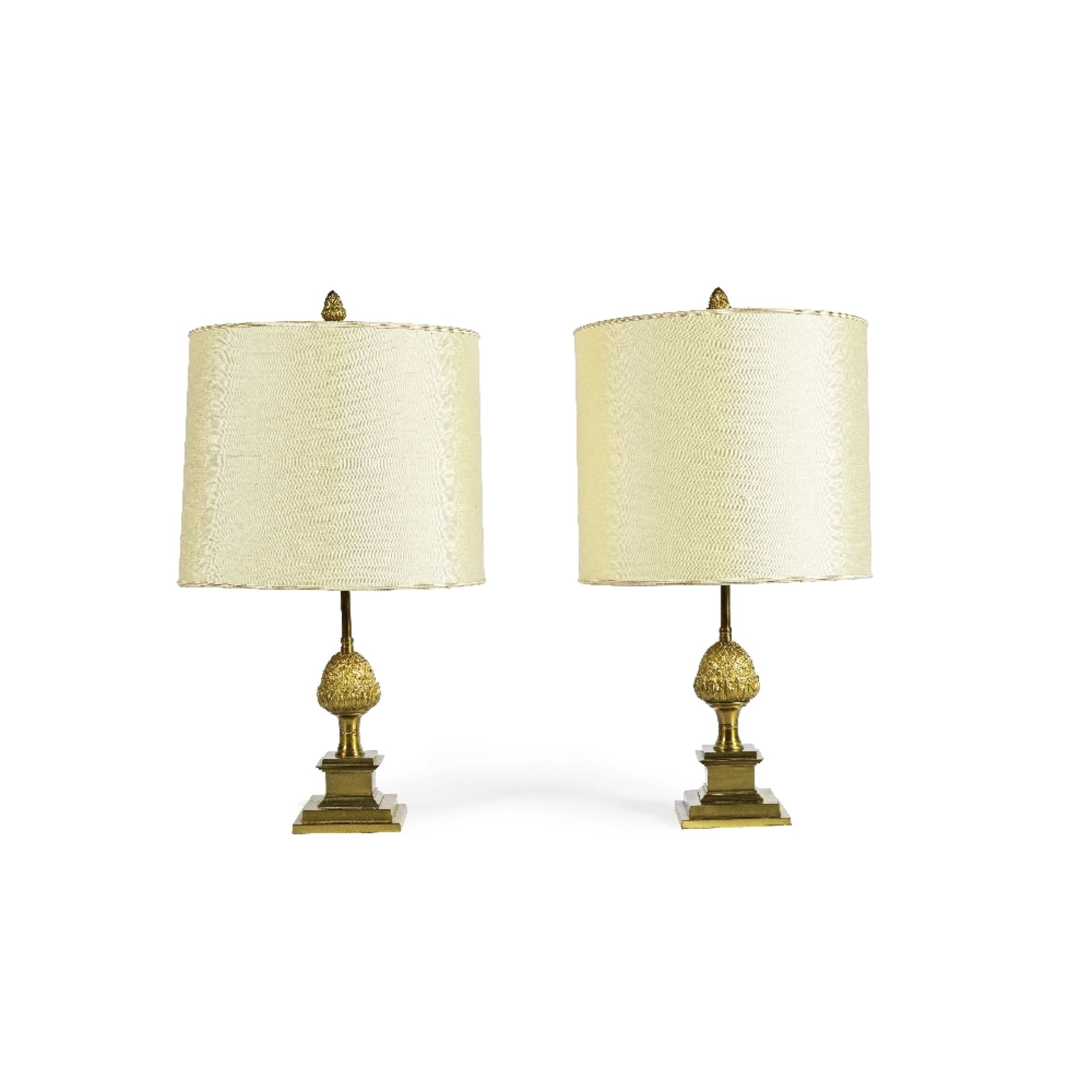 MAISON CHARLES (attribu&#233;e &#224;). Paire de lampes Pomme de pin Le f&#251;t en bronze dor&#...