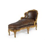 Chaise longue &#224; dossier enveloppant en bois naturel de style Louis XV